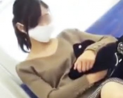 ずっと股がパカパカしっ放しｗ電車内でお眠り中のお姉さんを対面撮りの画像