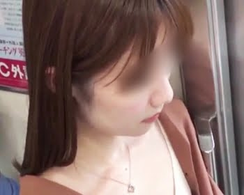 駅や電車内でスマホばかり弄ってるお姉さんの胸元を狙い撃ちの画像