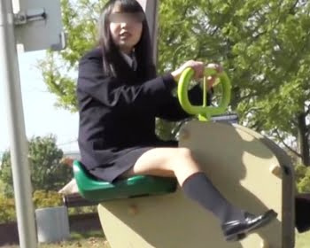 彼氏との公園デート中、遊具ではしゃぐ女子校生を望遠撮の画像