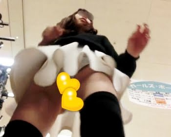 売り場で陳列維持していたショップ店員さんの胸Ｐを両撮りの画像
