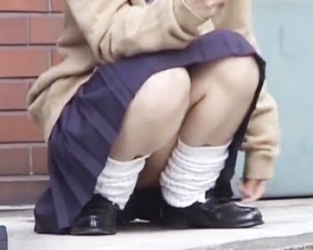地べたに座ってる女子校生を撮ってみたら毛も具も見えててワロタｗの画像