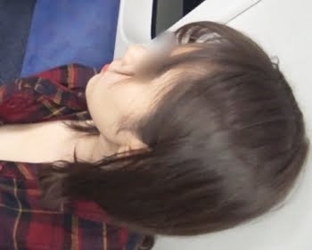 結構お乳出とるねｗスマホ操作に夢中になるお姉さんを俯瞰撮りの画像