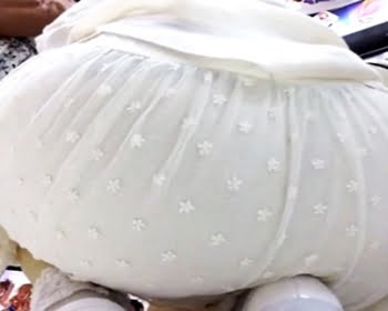 目の前でしゃがんでいるお嬢さんが立ち上がる一瞬を狙って逆さ撮りの画像