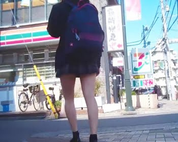 スカート丈短かっ！挑発的な極ミニスカ女子校生をストーキング隠撮の画像