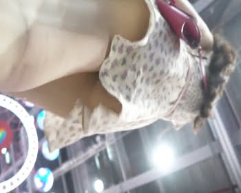 パンツどこいった？ｗ美脚ワンピのお姉さんを逆さ撮りしたらまさかのノーＰの画像