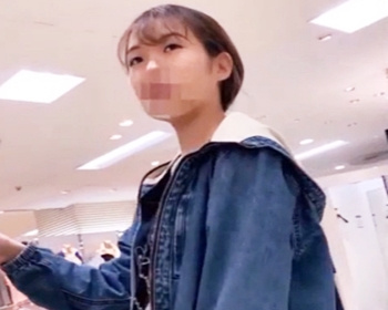童顔ショップ店員の胸チラ＆透けPを隠し撮りの画像