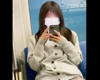 脚開きすぎぃｗずっとスマホを弄ってる女子校生を対面から隠し撮りの画像
