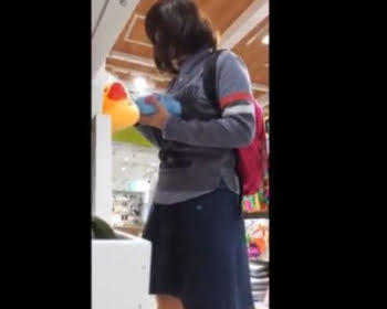 売り場で商品を選んでいた女の子をこっそり隠し撮りの画像