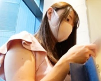 これから買い物に向かうミニスカ美女を追跡撮りの画像