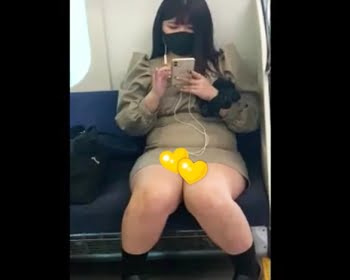 リラックスし過ぎて足がパタパタしっ放しｗスマホに夢中な女の子を対面撮りの画像