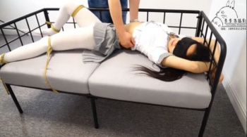 ベッドに磔拘束されたセーラー服少女がくすぐり責めにぐったりしちゃうwwwの画像