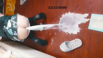 変態女が自ら牛乳浣腸してウン汁混じりの大量噴射wwwの画像