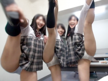 私達、校内をセクシーな格好ではしゃぎ回るおバカビッチ制服女子♥青春にいっぱい!おっぱい!エロ映えする動画を撮影しちゃいました♥『『超エロすぎ〜マジ映える♪ほら、早く撮影して〜先生来ちゃう♥』と無邪気なエロスを撒き散らすエグい青春真っ盛りでムンムンしてるビッチ制服女子達♥今日もエロいノリだけでチラ見せ・モロ見せ上等!Hなオカズ撮影大会しちゃってま〜す♥キャハ♥の画像
