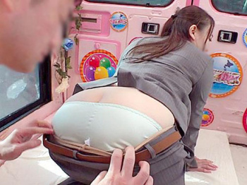 むっちり尻がパンツスーツから香ばしく香るエリート尻OL達がマジックミラー越しで尻を突き出した仕事サボリSEXの世界♥の画像