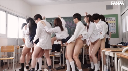 「おめでとう!祝卒業♥イェーイ♥」卒業式を目前に控えた教室で、教師からセックス未経験者の卒業式の開催が告げられ、この学校ではセックス未経験者には卒業資格が与えられず、セックス未経験の生徒は童貞男子も制服女子もこの日が来るのを恐れていて、一方経験者は性教育の一環として再度セックスを学ぶのでこの日が待ち遠しく、ついに迎えた当日、セックス未経験者が皆の前で発表され、羞恥で頬を染める未経験男女に盛り上がる他の生徒たちは、お祭りムードは加速をさせ、教師と経験者がリードすると、教室中に響く喘ぎ声と応援の歓声、生徒達は非日常的なこの状況に皆トランス状態になり、勇気を出して挿入へ、生徒全員が一丸となり留年者ゼロを目指し腰を振りまくり、そして迎える感動のフィナーレは、大人になった未経験者を称え拍手の嵐で、こうして忘れられない青春の1ページが刻まれた話の画像