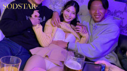 「求められるとヤッちゃうのめたい（笑）♥」エロの女神である本庄鈴を性欲まみれる大学生集団に放り込んだ時、一体なにがみれるんだろう？…そんなピュアな気持ちから始った企画は、ヤルことが人生の命題と言わんばかりのFラン大サークルに潜入し。結果でいうと、利発で優美な本庄鈴は迫られたら断れず、悪いセックスに身を興じるエロがり股ゆるオンナが露わになった話の画像