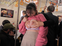 「嫌…やめて触らないで…あぁ…そこは感じちゃう…♥」電車内で爆乳Oカップを一際目立たせる巨乳女子の恋渕ももなが、爆乳に襲いかかる変態師の魔の手に堕ち、気持ちとは裏腹にどんどん気持ち良くなり、サイレントイキした話の画像