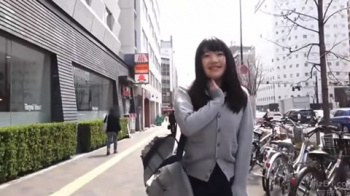 【野外露出】女子学生にリモコンバイブを装着してもらい、街中を歩きながら、スイッチオンして攻めちゃいますぅ!!!の画像