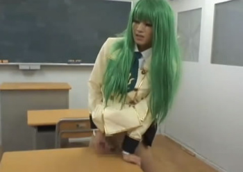 ド派手な髪の男の娘ちゃんが手コキでペニクリをしごいたり、机に擦りつけてオナニーしちゃいますぅ!!!の画像