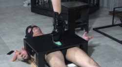 悠木レゼ女王様 裸足でマゾ男のチンコを踏みつけ足コキの画像