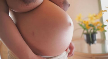 衝撃のＫカップ爆乳デカ黒乳輪！臨月ボテ腹妊婦人妻と生ハメ中出し！子宮目掛けて注ぎ込む追いザーメン！の画像