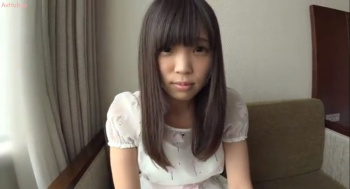 【篠崎かおり】卒業したての18歳がAVデビュー!恥ずかしいけど気持ちいいキュートな笑顔の戸惑いセックスの画像