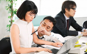 【川上奈々美】上司に乳首をセクハラされ続けたメガネOLは早漏乳首になってしまい男性社員達の性処理奴隷化の画像