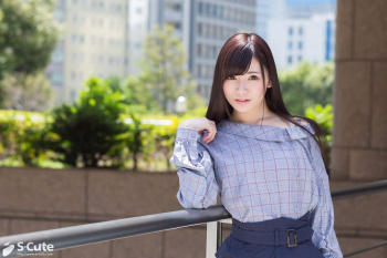 【Mai(楓まい)】猫目とぽってり唇がキュートなまいちゃんのオチンチンで突かれる程淫らになっていく綺麗なお顔にたっぷり射精しちゃいましたの画像