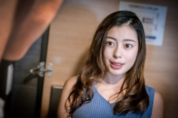 デリヘルを呼んだら気になっていた知り合いの美女がやって来た！気まずいけど最高に興奮するシチュエーションでセックスまでしちゃいましたの画像