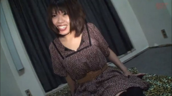 高額謝礼に目が眩んでパンチラアルバイトをするお姉さん!エッチな気分になってしまいホテルで指マンされてフェラチオ抜きの画像