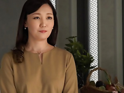 【美人奥様×恥じらい初脱ぎ】『やだ…♡』胸を隠そうとする仕草が愛らしい！熟女らしい柔らか尻を晒し恥ずかしさに震えるｗの画像