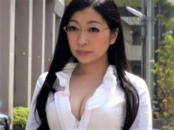 四十路の受付嬢がAVデビューw淫乱痴女のおばさんが寝取られる姿をハメ撮りセックス!の画像