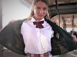 【欧州ロリ少女/外国人＞18歳のあどけない痴女ニーハイ美少女が乗客が乗るバスでアナル中出し逆レイプを楽しむ！の画像