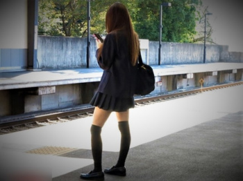 【絶対領域/JKレイプ】ホームで気になった帰宅中の細身ニーハイ女子高生を尾行して裏通りで着衣強姦した衝撃映像！の画像