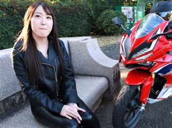 【麻宮わかな/AVデビュー】レザースーツを着こなすスタイル抜群美人ライダーが男に跨り腰を前後にフルスロットル!の画像