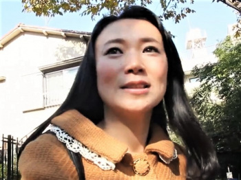 素人熟女ナンパ|高級住宅街で口説いた品のあるセレブ人妻!熟した体は感度が良く乳首ビンビンでガクつく奥さんに大量中出し!の画像