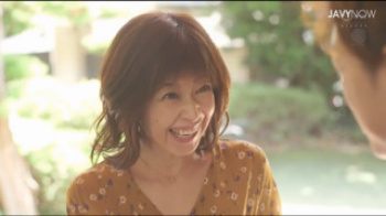 憧れだった母の友人に思いを告白。細身の美人熟女は友人の息子に優しく手ほどきする（もちづきる美）の画像