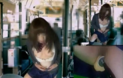 制服コスプレした男の娘がファッキングマシンを使ってバス車内で犯されてる風アナニーｗｗｗの画像