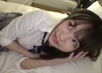 19歳の小悪魔系な貧乳ロリカワ美少女にデカマラ生ハメ高速ピストンの画像