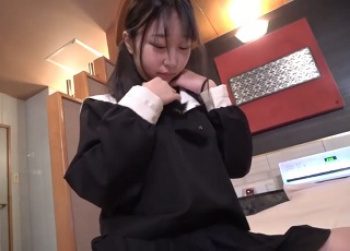 地味であどけないロリ娘が円光！生チ〇ポピストンに喘ぎまくるハメ撮り映像の画像