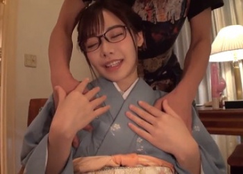 21歳の超弩級ビッチな眼鏡女子の巨乳揉みしだきながら猛烈ピストンで突きまくる生ハメSEXの画像