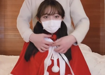 10代の神カワ素人にサンタコスさせて吸い付きマ〇コ下から突き上げるプライベートSEX映像の画像