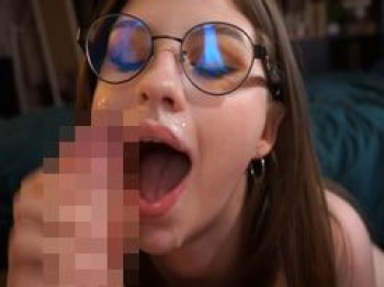 【メガネ女子 無修正】セクシーブロンドメガネ女子が美味しそうにごん太チンポにしゃぶりつき最後はおちんぽ汁でお顔がドロドロになっちゃうの画像