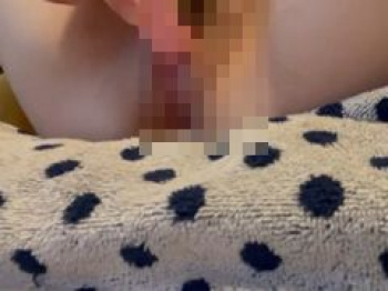 【オナニー 無修正】ぷにまんにローター押し当てると、ヒクつき止まらず練乳のような濃厚マン汁溢れさす女子の画像