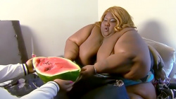 超肥満女さんがスイカにテンション上げたりタンクトップを破ったりする映像。の画像