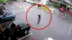 母親が目を離した隙にベビーカーが道路に向かって走り出してしまう映像。の画像