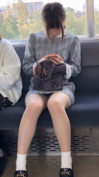 こういう子ってパンツ見えてることに気づいてないのか？ｗの画像