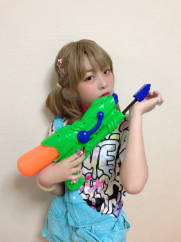 【画像】11歳・小6女子「夏休みなのにまだ水遊びしてない！」とお怒りの表情の画像