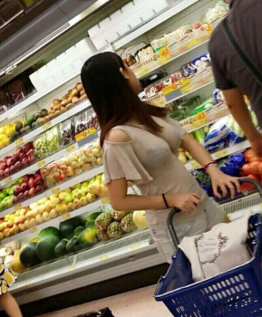 【画像】スーパーにこの女の人が居たらどうするの……？の画像