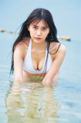 小山リーナ改め小山璃奈がおっぱいを寄せて上げるの画像